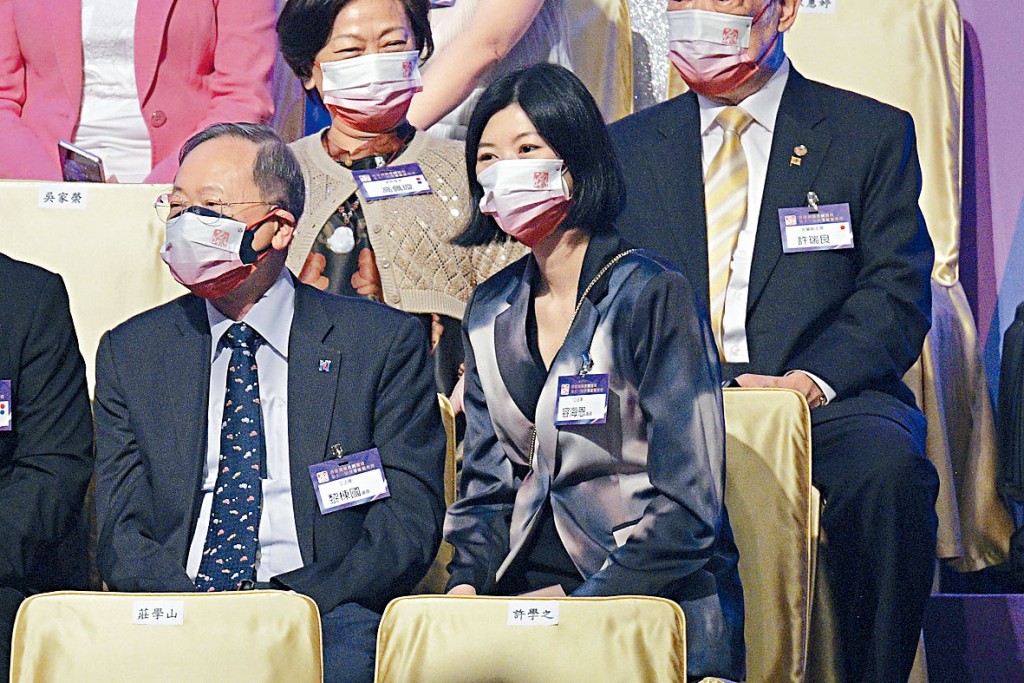 容海恩昨日出席活動時，回應指丈夫袁彌昌對登報脫離關係一事知情及理解。