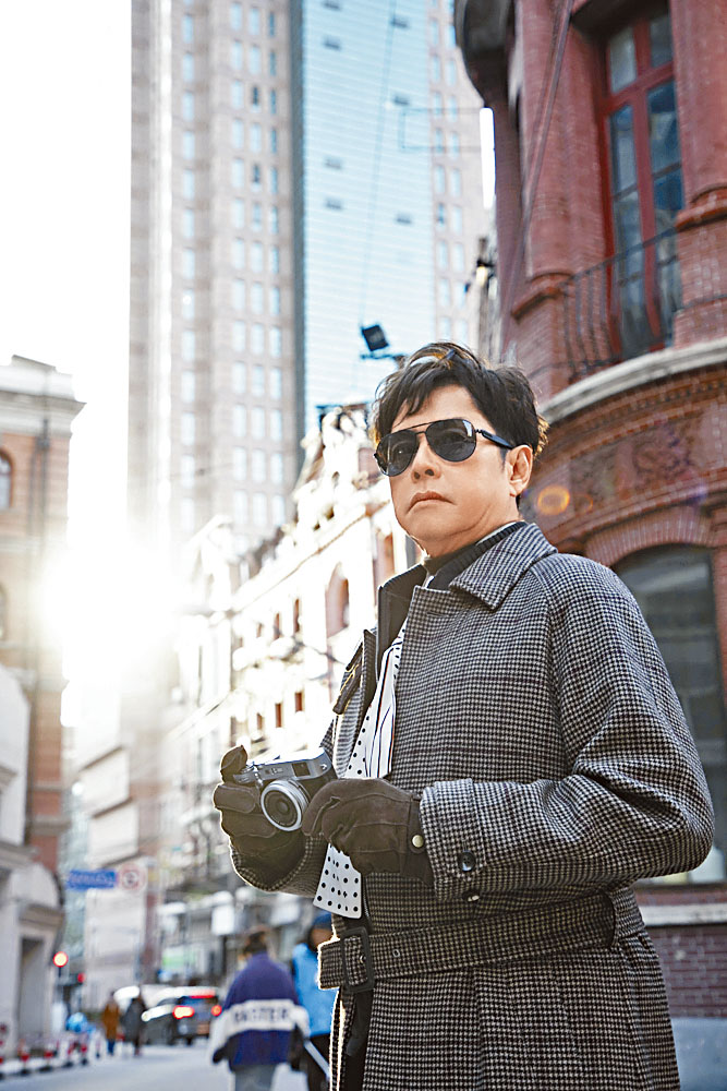 譚校長為拍新歌《莫名的淚》MV，冒住低溫周街走。