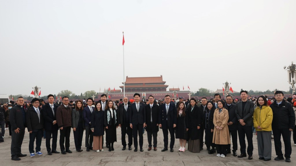 湯文龍律師偕同一眾理事到天安門廣場觀禮升國旗儀式。香港律師會fb