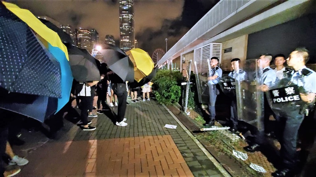 警方與示威者一度發生推撞。