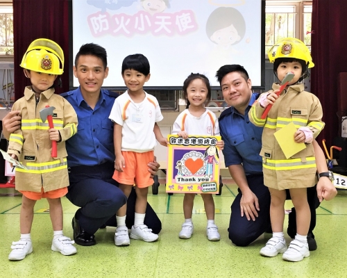 消防隊目陳義良(左)及消防員劉健華(右)主持幼兒消防安全教育活動。（相片由香港消防處提供）
