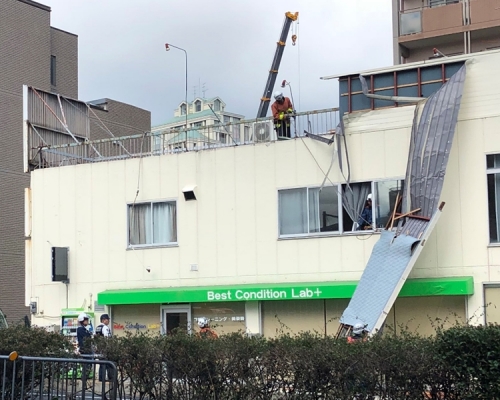 「蘭恩」慢慢遠離,工人忙於清理市面。