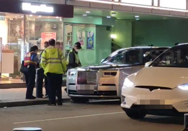 车主交涉后，锁车队成员即进行解锁。(「香港泊车L FB群组」图片)