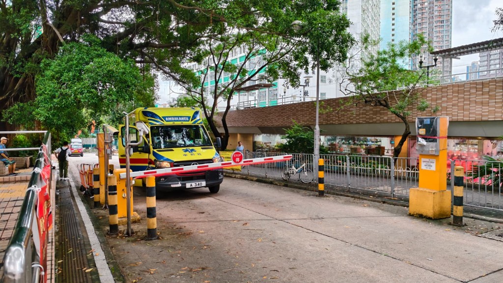 小姐弟清醒由救護車送院治理。黃文威攝 小姐弟清醒由救護車送院治理。黃文威攝