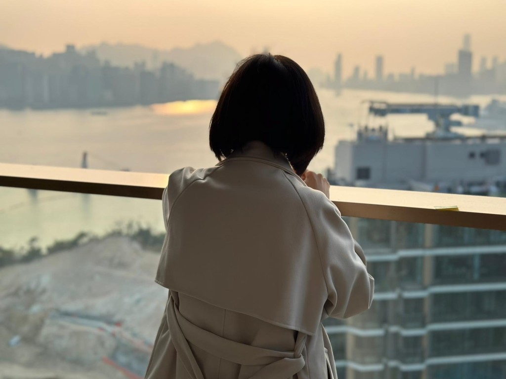 陈小姐从事金融行业,属于高薪一族,在中环上班。 陈小姐从事金融行业,属于高薪一族,在中环上班。