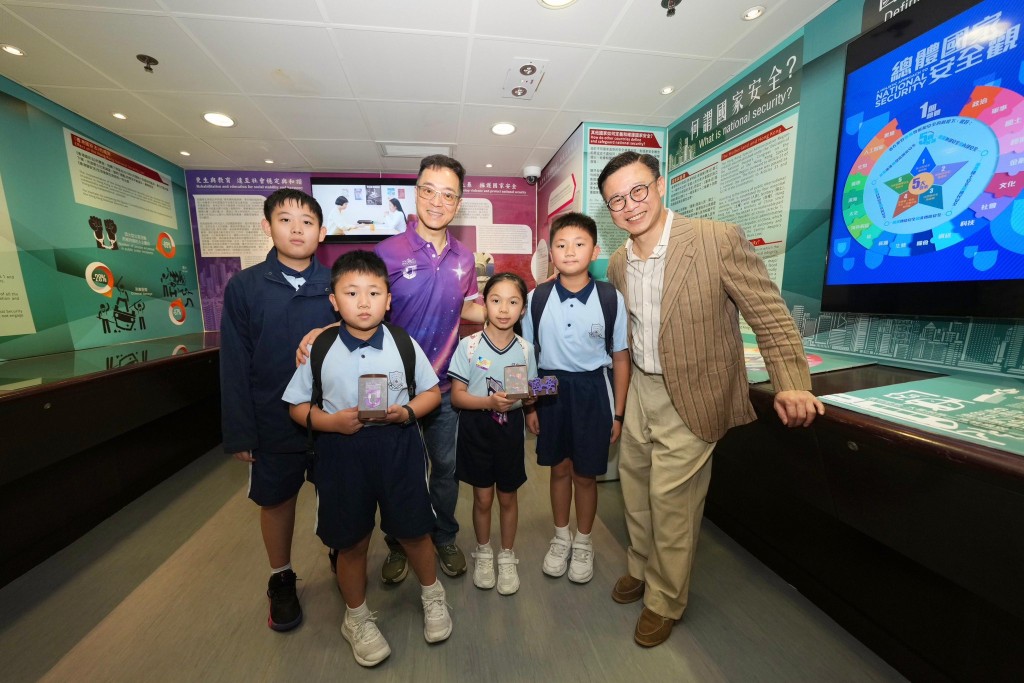 律政司副司長張國鈞（右一）及懲教署署長黃國興（左三）與參觀香港懲教博物館內的國安展覽的學生合照。