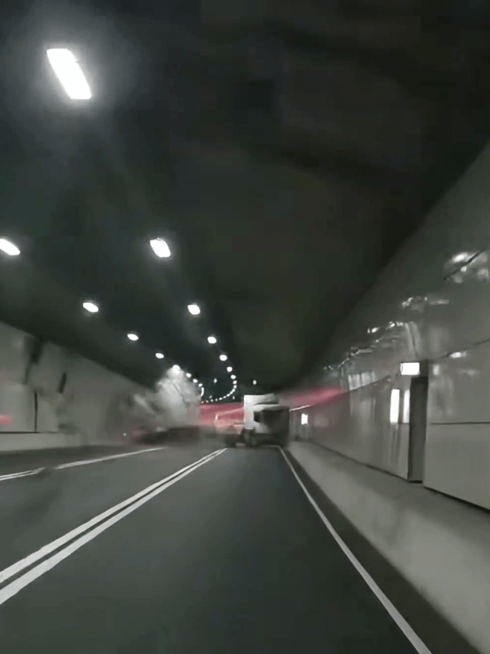 最終全車失控,拖架上石屎預製組件猛撼隧道壁。 最終全車失控,拖架上石屎預製組件猛撼隧道壁。