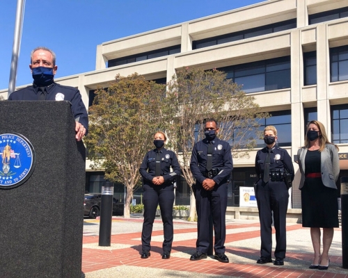 警方發言人表示,兩名被槍傷警員傷勢不輕,將來可能還需做更多手術,康復的道路十分漫長。AP圖片