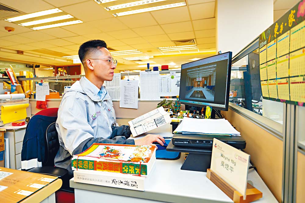 顧客服務主任吳煜平(Wayne)難忘與家屬見面,透過逐步解釋喪禮細節,讓對方漸漸放下心頭大石的畫面。 顧客服務主任吳煜平(Wayne)難忘與家屬見面,透過逐步解釋喪禮細節,讓對方漸漸放下心頭大石的畫面。