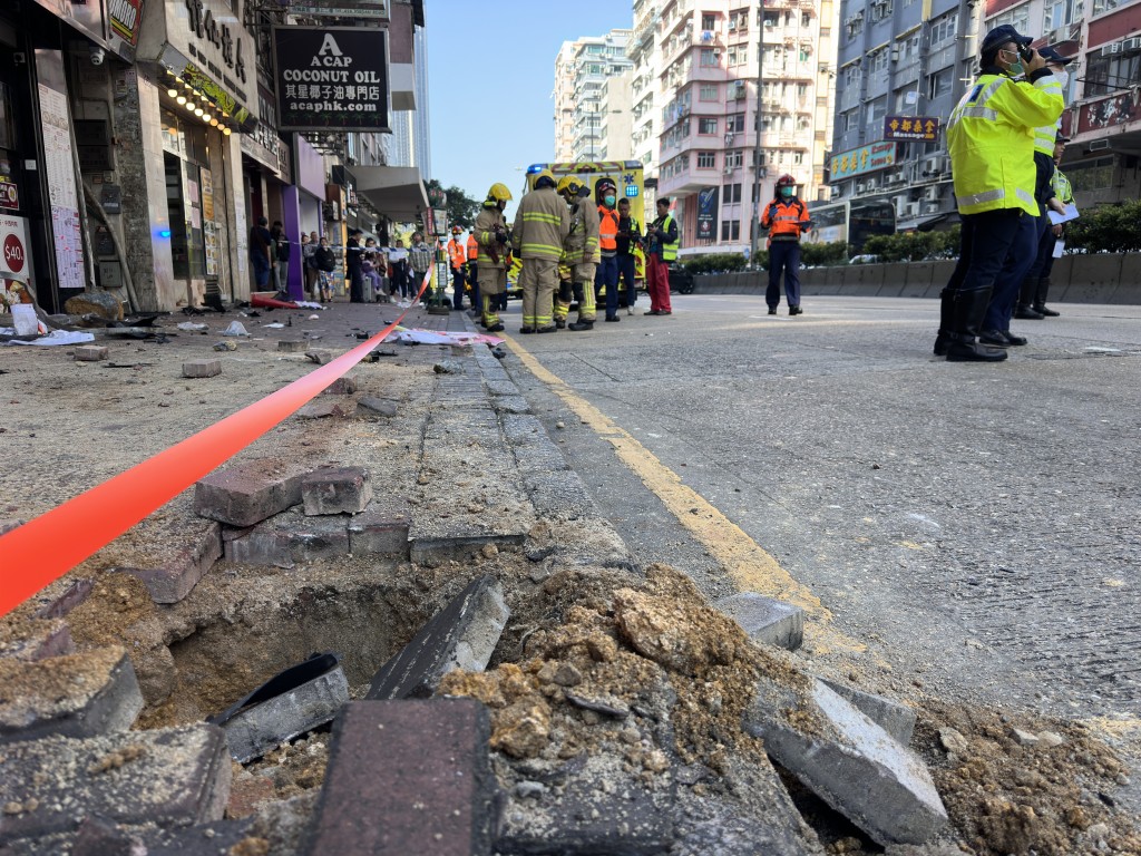 行人路鐵欄被撞至連根起。梁國峰攝