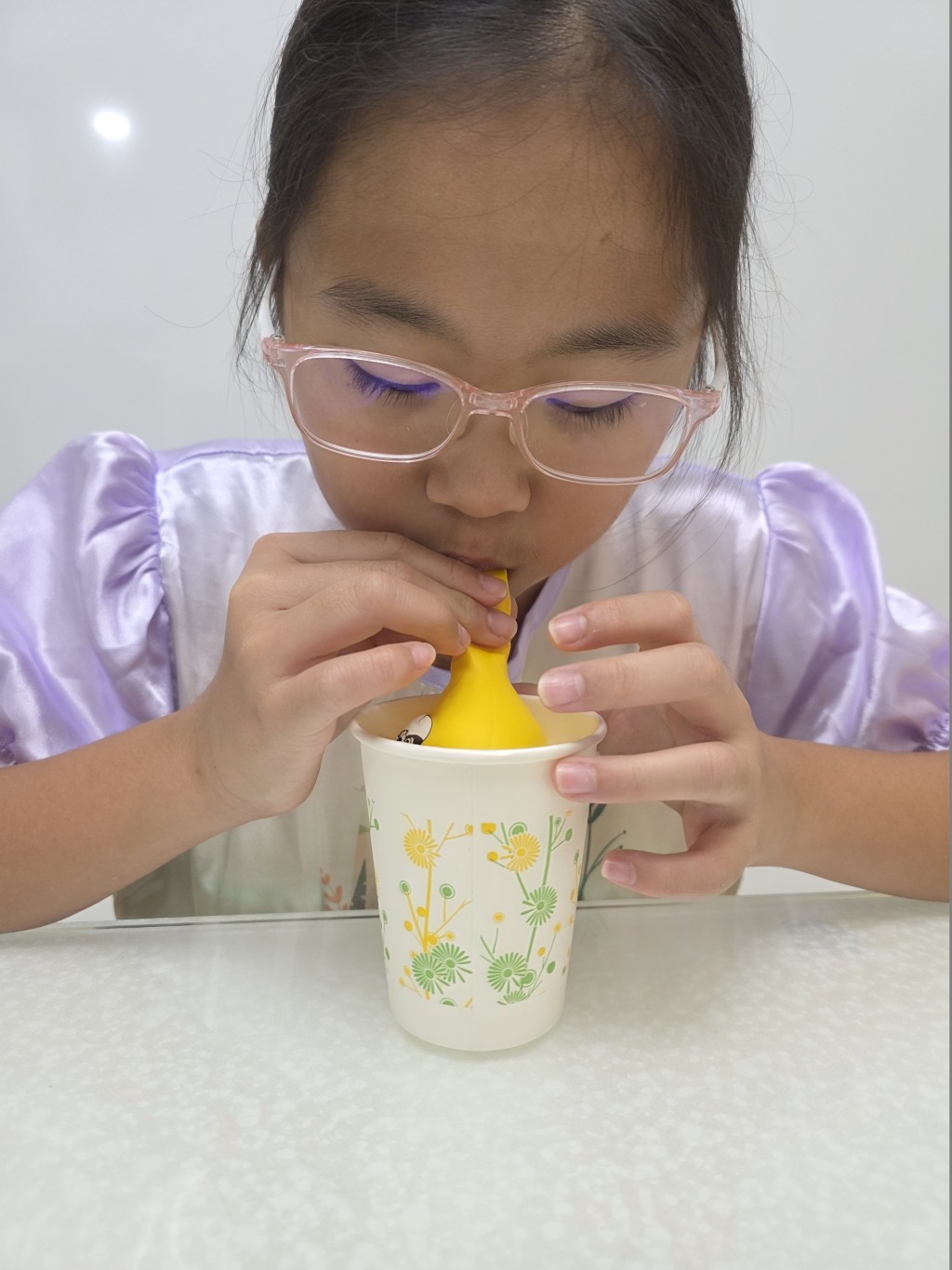 方法1：將氣球放進紙杯內，吹脹氣球，直至氣球的大小剛好填滿紙杯的空間。（圖片授權：工程師媽媽）