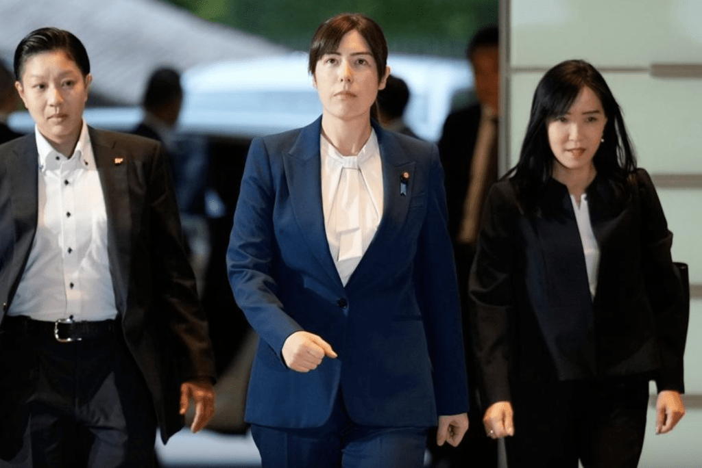 小野田紀美身高穿上高跟鞋後接近180厘米,又曾是模特兒,不少網民形容她「既像政壇明星,也像時尚界代表」。美聯社 小野田紀美身高穿上高跟鞋後接近180厘米,又曾是模特兒,不少網民形容她「既像政壇明星,也像時尚界代表」。美聯社