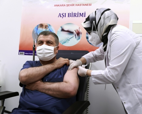 土耳其衛生部長科賈隨即於當天晚上率先接種。AP圖片
