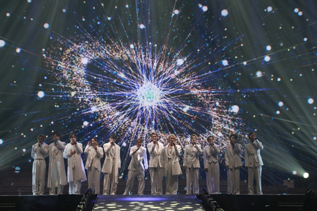 12子穿上白色西裝合唱《人類群星閃耀時》和《WE ALL ARE》。