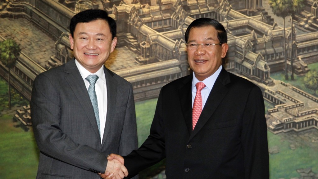  2011年洪森（右）在柬埔寨總理府接待他信。 新華社