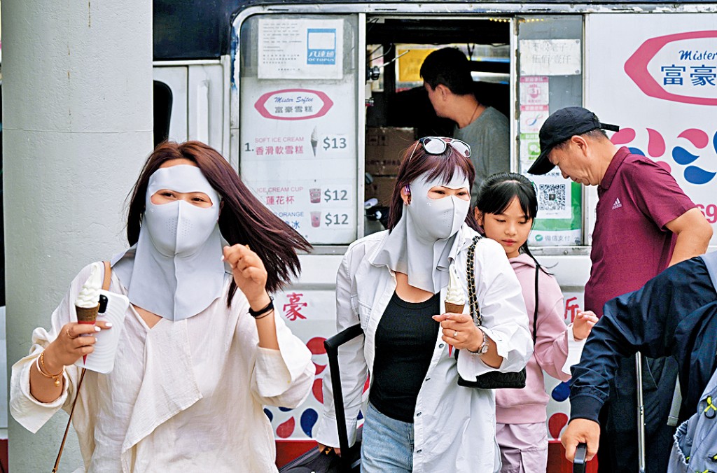 本港昨日「沙塵飄飄」,有市民戴上「面堅尼」防塵。