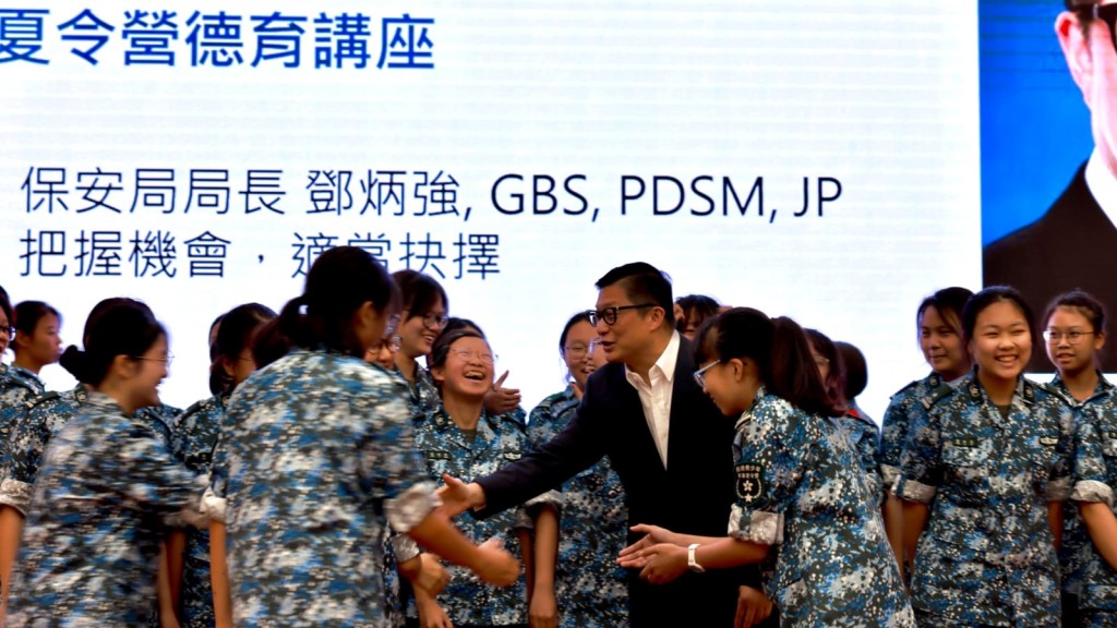 鄧炳強於社交平台上分享今日出席軍事夏令營的照片,相中可見他與身穿軍服的年輕人打成一片,笑容滿面。(鄧炳強社交媒體相片)