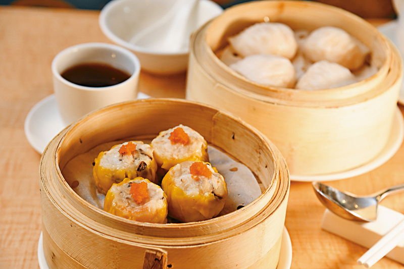 手工點心也是餐廳賣點，蟹子燒賣皇（前/$58）及水晶鮮蝦餃（後/$62）以原隻新鮮海蝦做餡料，口感豐富鮮甜。