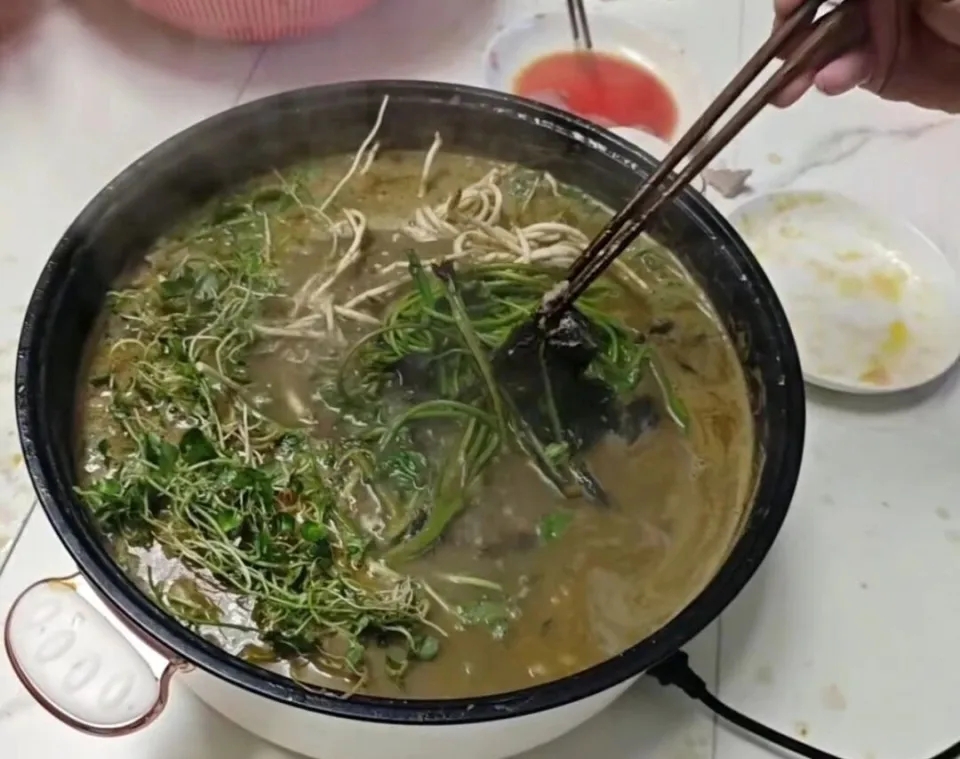 自製網紅美食「牛癟火鍋」，成都一家4口吃完雙手變藍中毒送院。