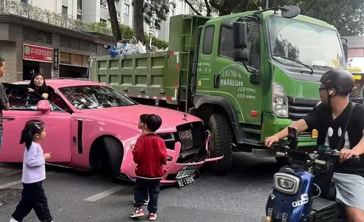 勞斯萊斯被貨車撞到，車頭損毀。（微博）