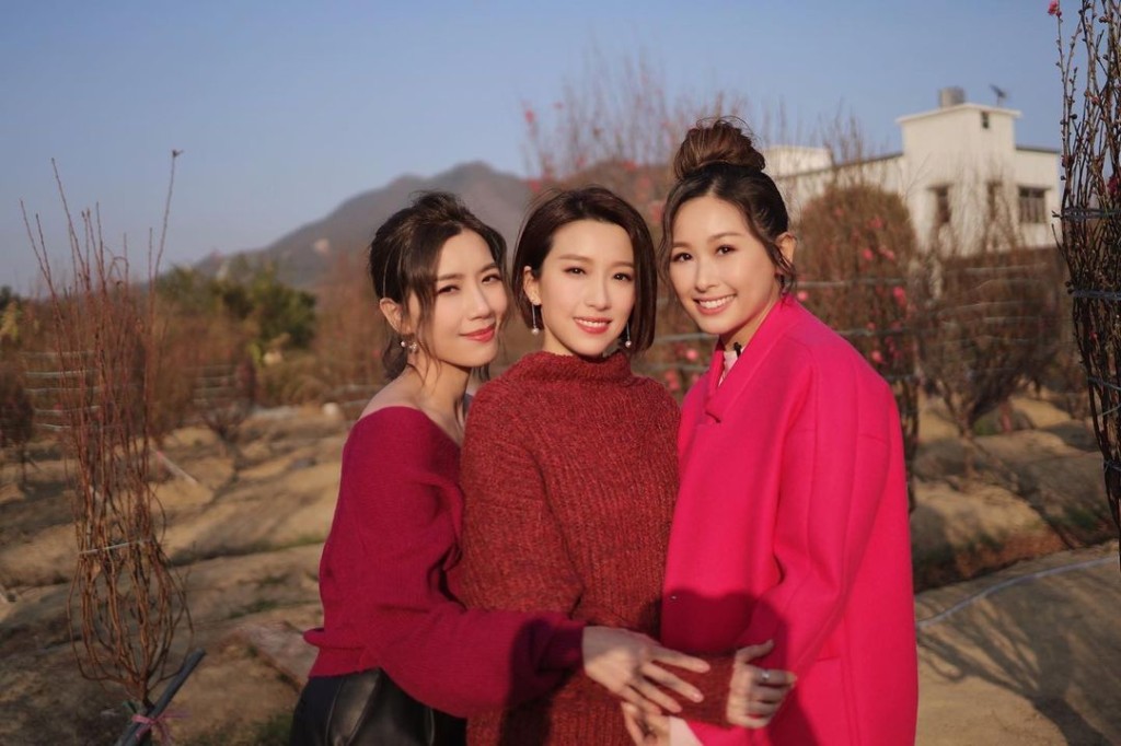 3人互祝新禧。