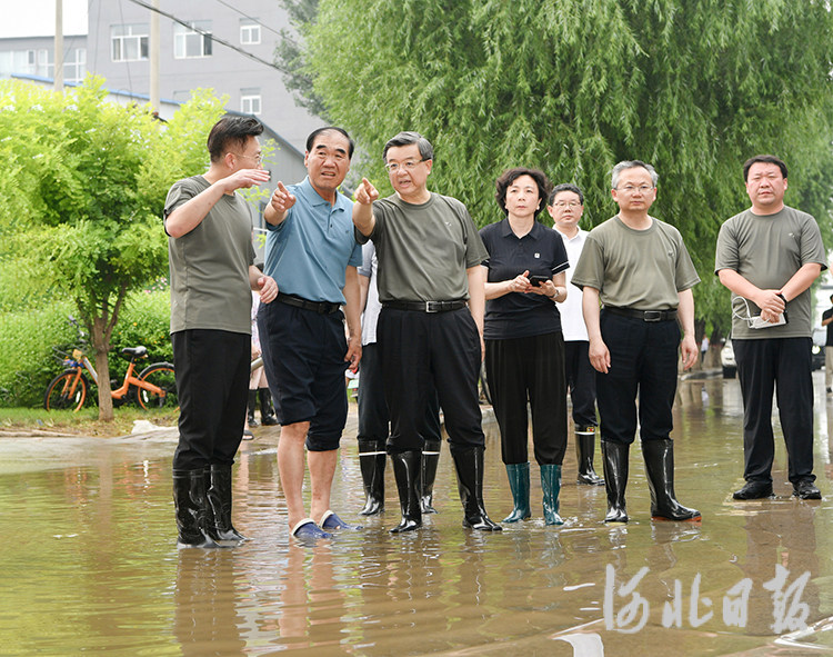 倪岳峰到灾区视察指挥抗洪。