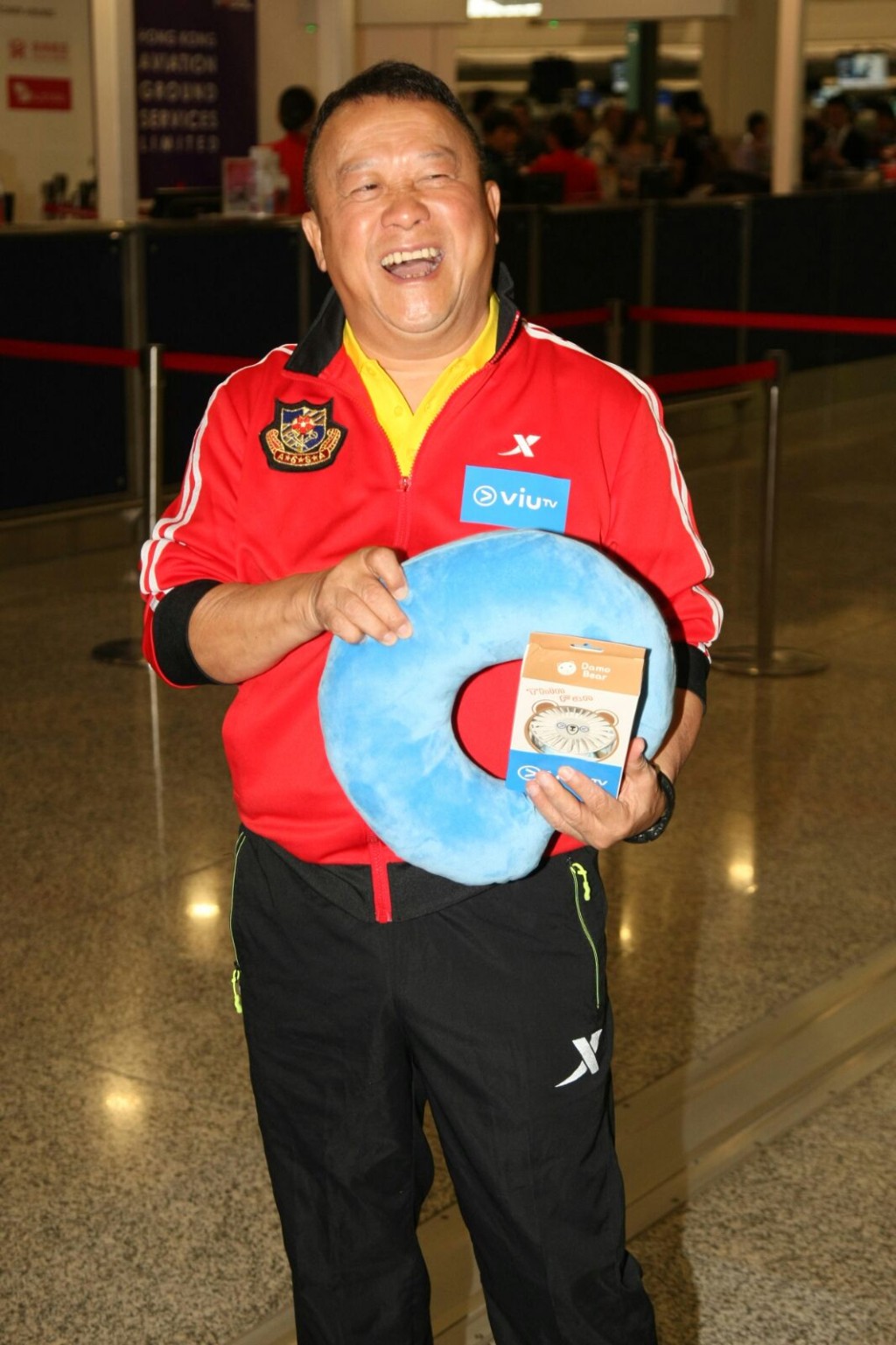 曾志偉不避嫌貼上ViuTV的貼紙，自言非大件事，TVB並非如此小器。