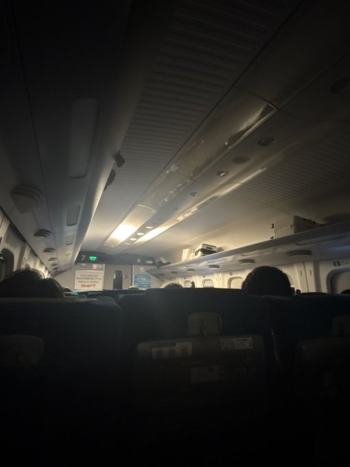 有乘座新幹線的網民指，列車一度停駛，車廂照明亦中斷。@kmomo12322