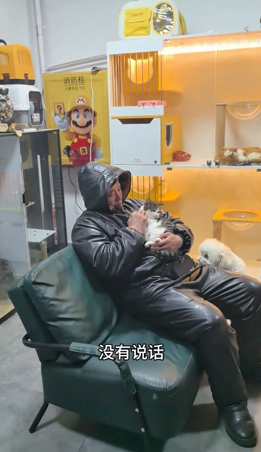大叔用賣剩的烤番薯向寵物店換來短暫的逗貓時光。抖音@無敵奶爸