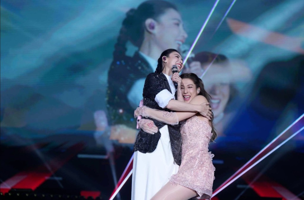  鍾嘉欣邀請了張柏芝、曾比特擔任嘉賓。