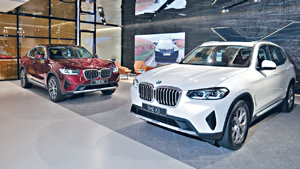 ■（左起）新改良版X4及X3各自有三款型號選擇，車價由$539,000起至$1,048,000起。
