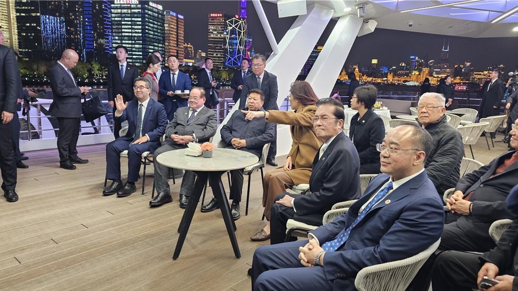 国民党主席郑丽文一行，由中共中央办主任宋涛等人陪同，搭乘游船夜游黄浦江。 中时