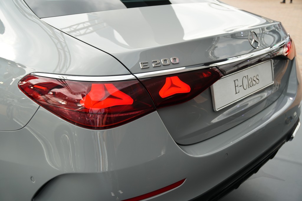 E-Class歷史可以追溯到平治創立之初，誕生超過75年，是品牌中型豪華房車代表作。Mercedes-Benz HK行政總裁Andreas Buchenthal在上周BAM Festival活動發表兩款新車，包括E-Class房車(左)及EQE53 SUV高性能電動車(右)。