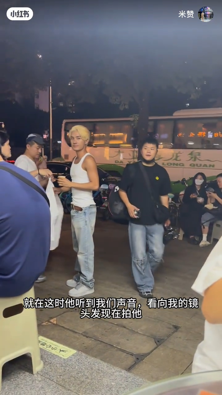 影片中见到染有一头金发，穿上白色背心在街头出现的吴克群，他在一家街坊甜品店等位。