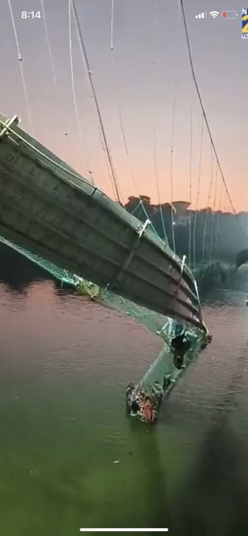 印度一條已有過百年歷史的行人吊橋周日斷裂及塌下，橋身扭曲。