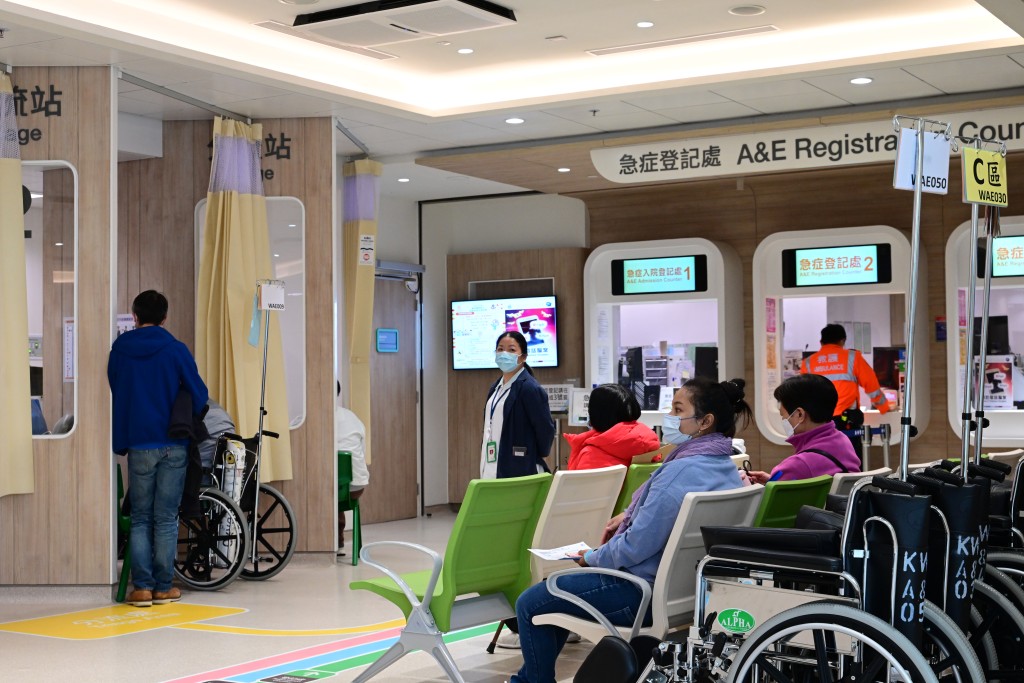 急症室服务需求增，广华医院轮候时间逾8小时。陈极彰摄