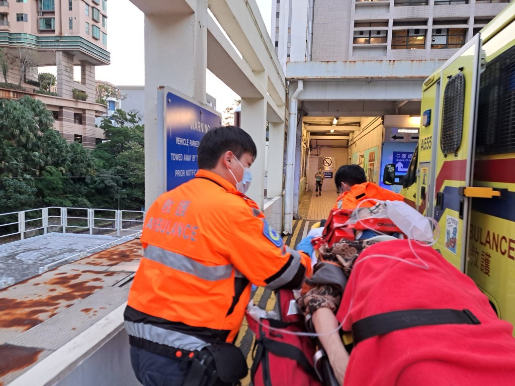 觀塘今晨（22日）發生嚴重交通意外，一名老婦於清晨6時許在嘉樂街3號對開懷疑過馬路期間，被一輛駛經的私家車撞倒。蔡楚輝攝