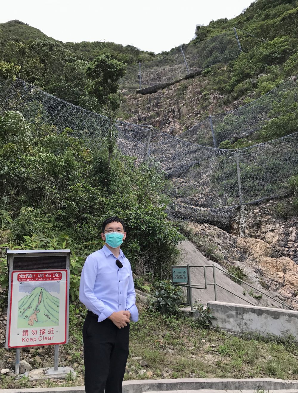 土力工程處在曾發生山泥傾瀉的西灣路斜波建築柔性防護網,並放置提示路牌。網上圖片