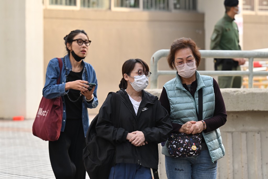 有居民離開社區會堂時雙眼通紅。劉駿軒攝 有居民離開社區會堂時雙眼通紅。劉駿軒攝