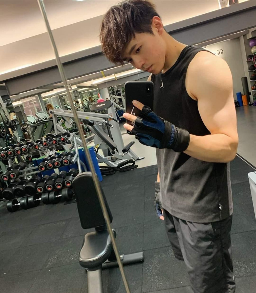 Ian之前為拍ViuTV劇集《男排女將》不停操fit自己，操到手瓜起蹍。