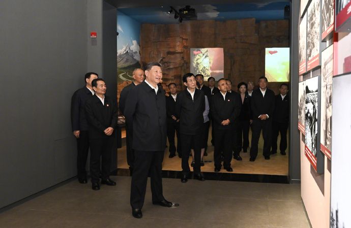 習近平參觀新疆維吾爾自治區成立70周年主題成就展。 新華社