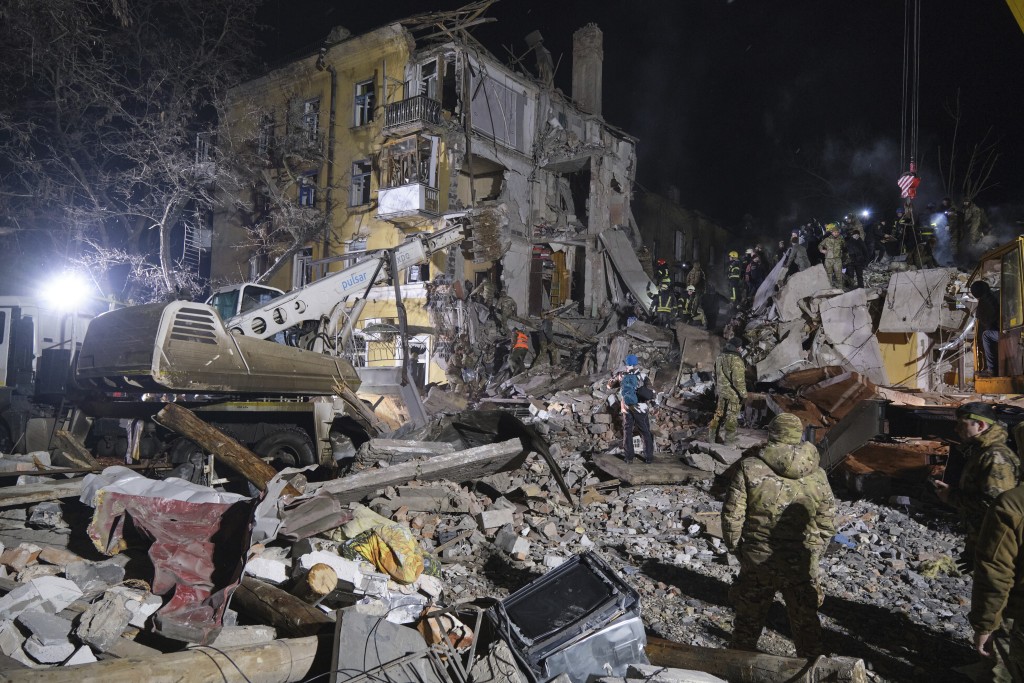 乌克兰东部顿涅茨克州克拉马托尔市一幢住宅大楼被俄军袭击，造成至少3人死亡，20人受伤。AP
