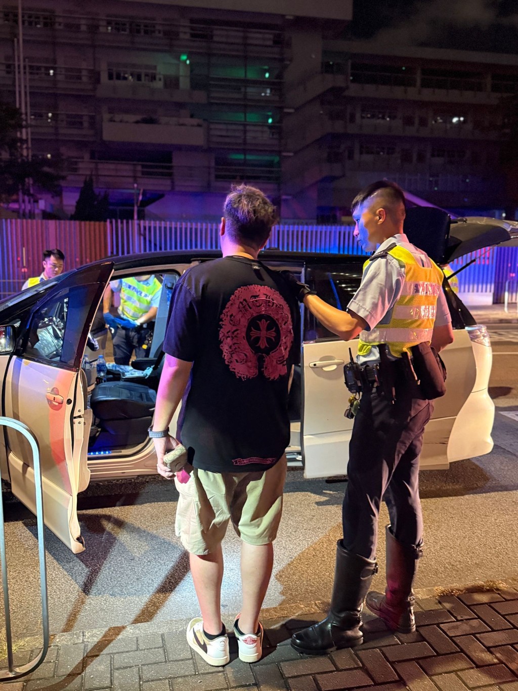 秀明道可疑車泊斑馬綫控制區 警截查檢10萬元私煙及尼古丁煙彈 32歲男被捕。警方圖片