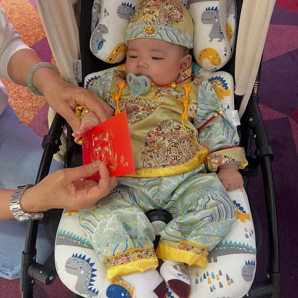 屯门娜娜儿子现场收利是。