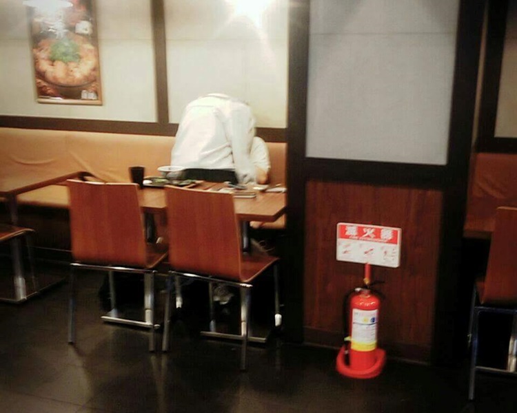 小情侶用外套圍著,疑似在座位上「做起愛做的事」。