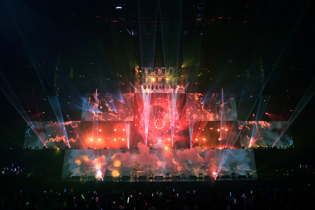 歌迷都对演唱会编排及歌单赞大绝口，巨型激光天幕震憾视觉观感。