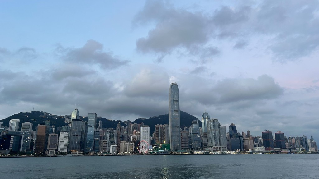 本港地區今日大致多雲，早晚有幾陣驟雨。蔡楚輝攝