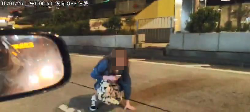 女子突然站起身，並用手機掟向Tesla私家車。網上片段截圖