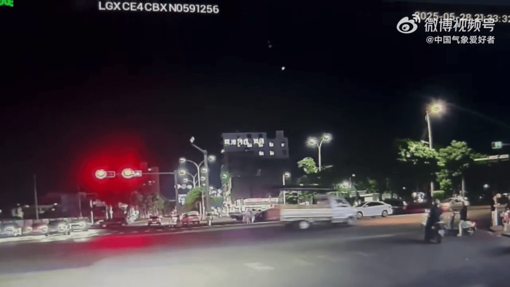 海口网友也拍摄到流星划破夜空的视频。