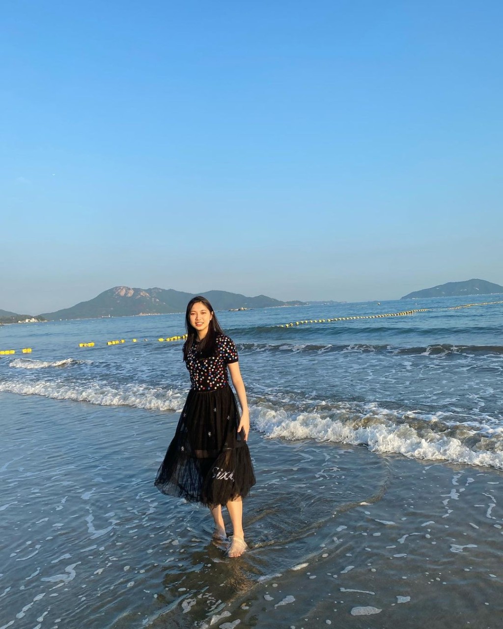 吴咏婷去海边玩水。